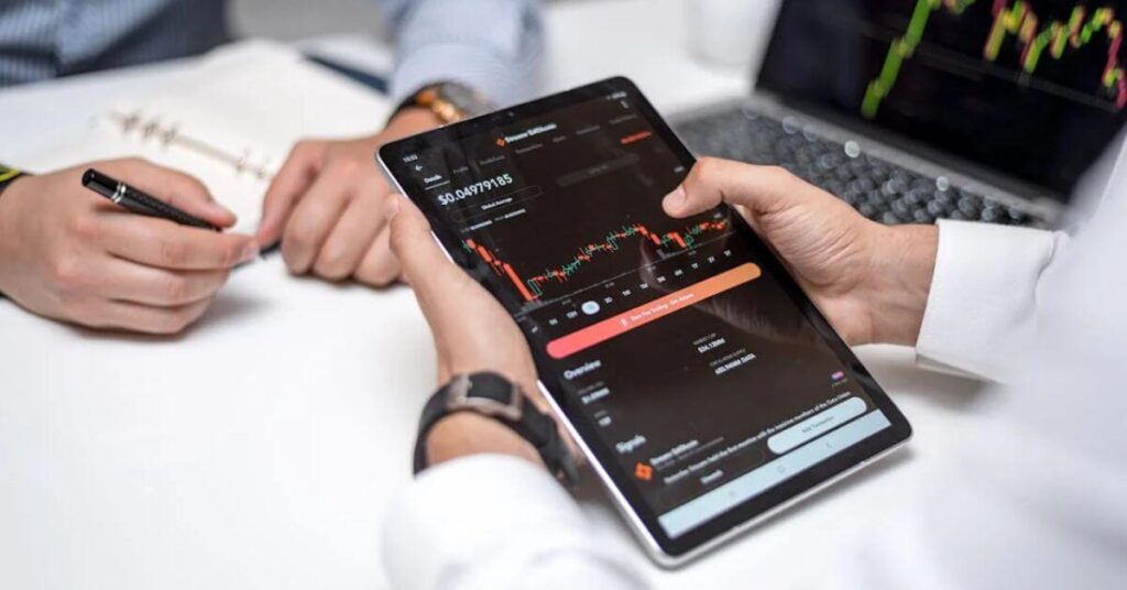 Trader iniciante aprendendo a operar Forex com estratégias eficazes e gestão de risco.