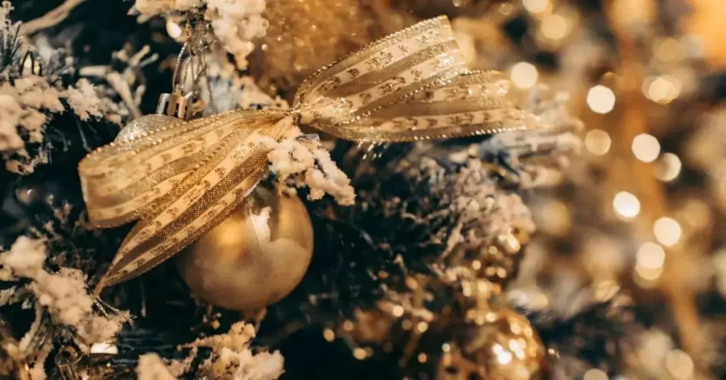 Árvore de Natal e gráfico de ouro XAUUSD, celebrando o Natal com uma mensagem especial para traders.