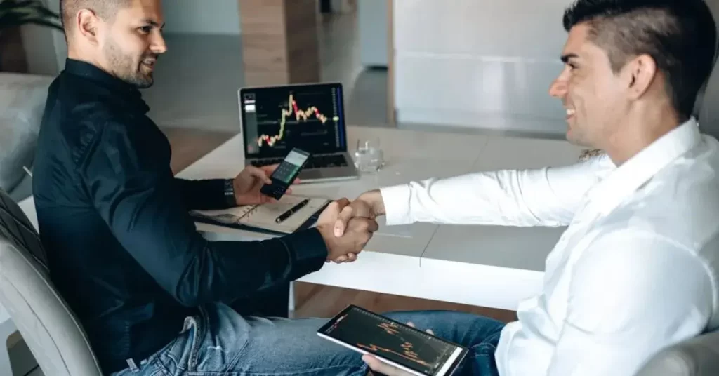 Trader encarando gráficos financeiros e aprendendo sobre liberdade financeira