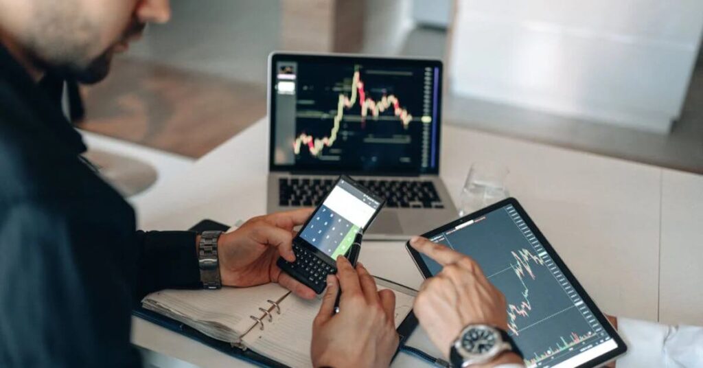 Trader analisando gráfico de ouro no Forex.